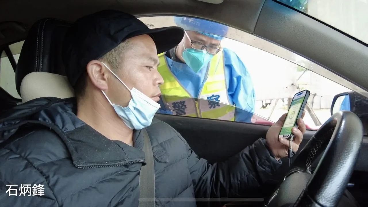 路上到處是檢查站做核酸的，每過一個關卡都要做核酸。城區到處是做核酸的隊伍