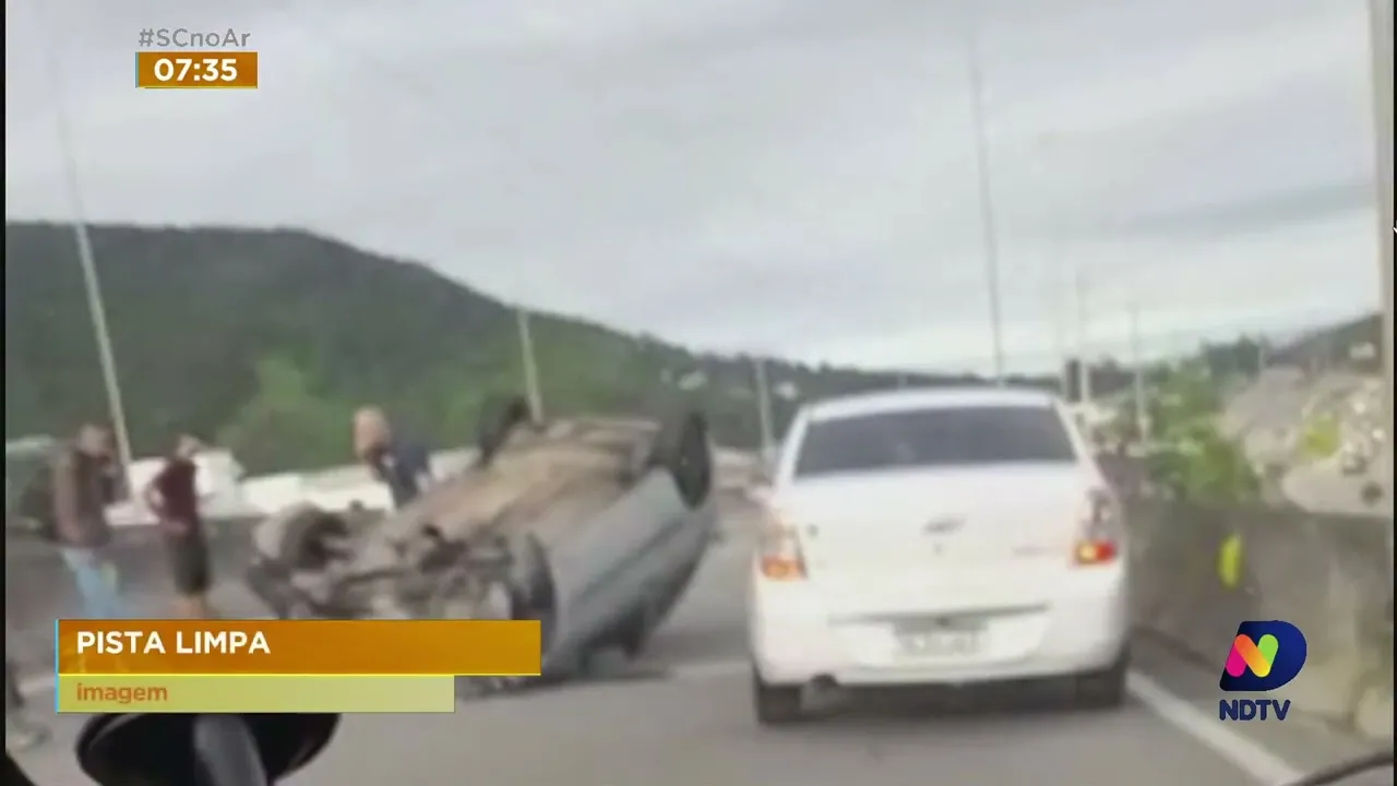 Veículo capota e deixa trânsito lento na região do Norte da Ilha nesta segunda-feira