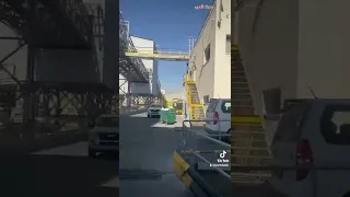 فيديو متداول تسرب غاز الكلورين السام في ميناء العقبة الأردني و تغير لون المياه الي اللون الأصفر 