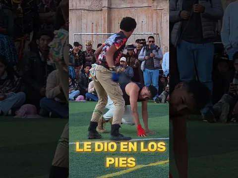 Le conectó en los pies