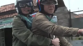 moment niken peluk ariel noah saat touring dilan