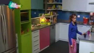 قبل النوم مصعب يمزح مع زينب حديث خاص بين زينب وسكينة 18 11 2013 