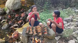 Survival skills: Catch crab in river for survival food, Crab hot salt chili grill for food in forest