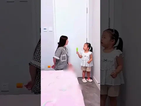 البنت تأكل آيس كريم مع أختها بطريقة#shorts