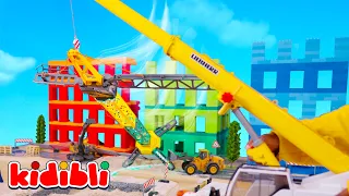 La grue jouet s'effondre sur le chantier ! 🏗️😱