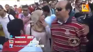 نوارة نجم تحتضن وت قبل احمد دومة بالطريق العام           دندنها