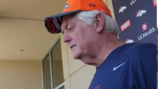 Wade Phillips listens to Drake