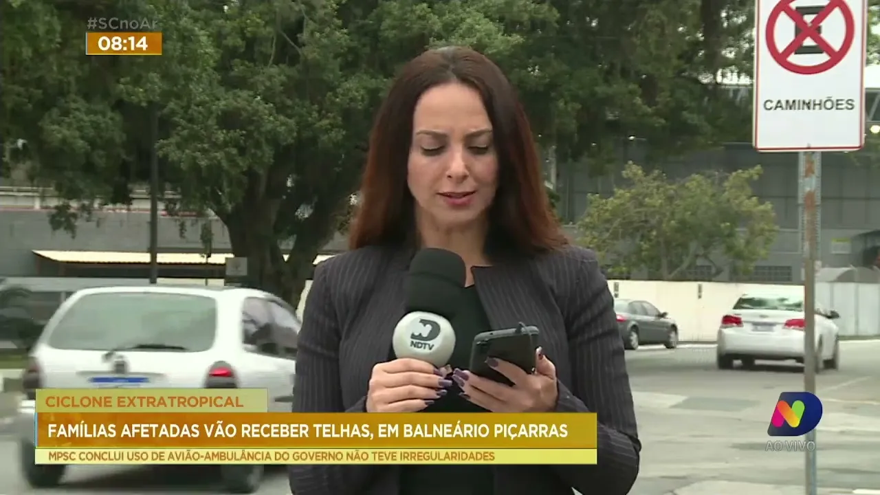 Telhas são distribuídas às famílias atingidas pelo ciclone da semana passada