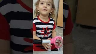 فتاة صغيرة تقرأ سورة الاخلاص بطريقة جميلة 