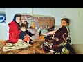 Download Lagu Little Heroes: Insulation for the roof of a shelter in rainy weather