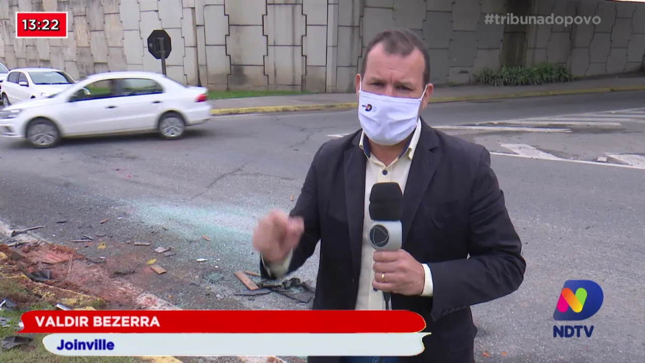 Acidente entre van e caminhão: Bailarinos que vinham para o festival ficam feridos em Joinville