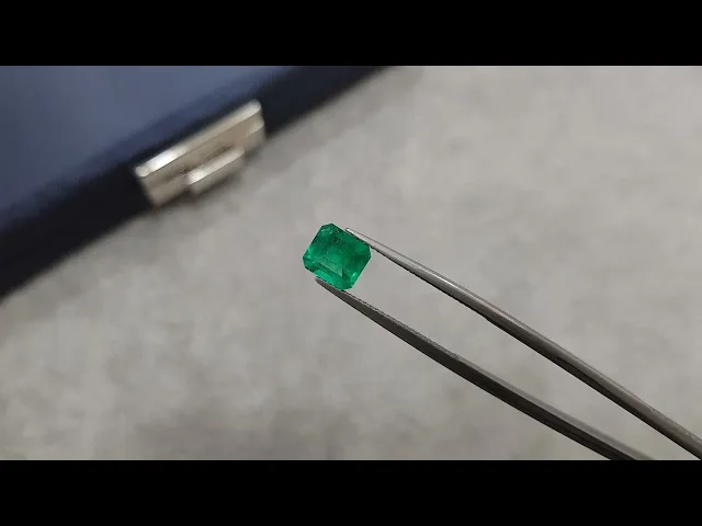 Intense Colombian emerald 1.56 ct, Vivid Green Video  № 2