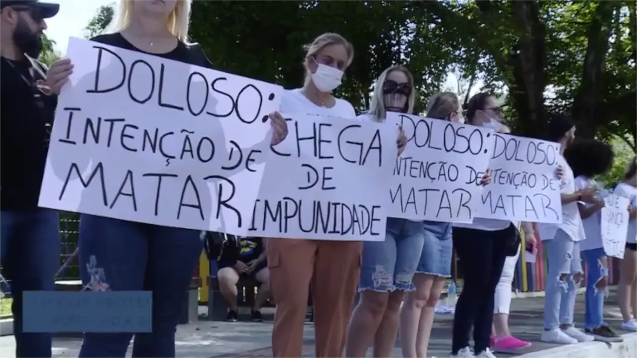 Amigos protestam pela morte de jovem atropelada em Balneário Camboriú