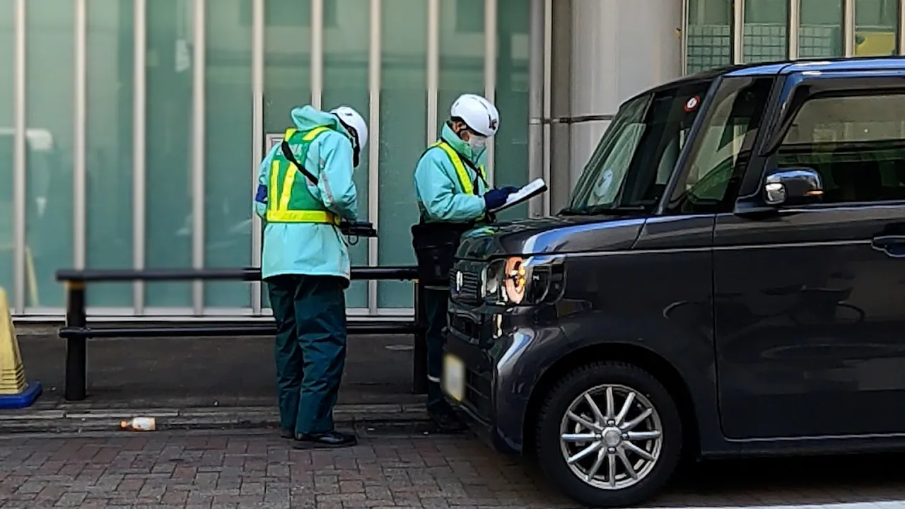 短時間でも違反は違反!右側駐車してしまった違反者が駐車監視員に何を言う?? | Traffic Police / 交通警察|YouTubeランキング