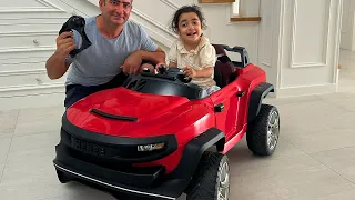 Defne yeni akülü arabası ile oynuyor