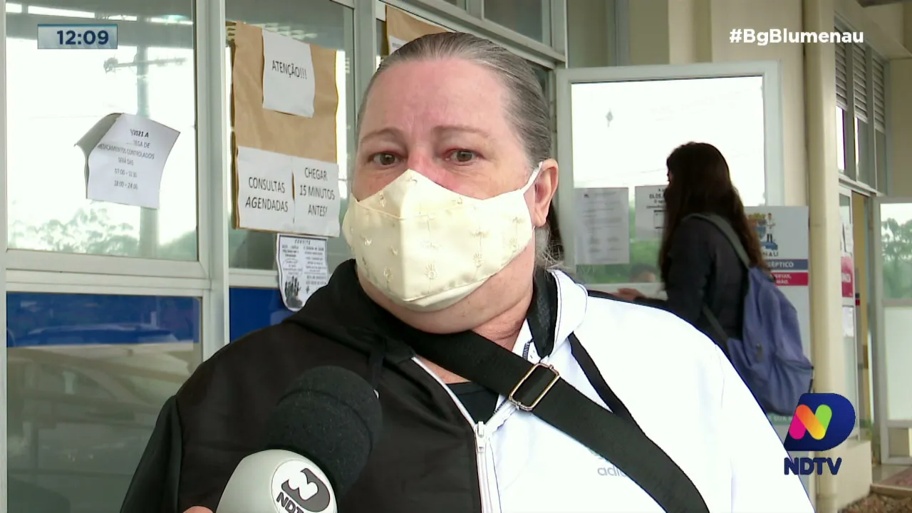 Blitz mostra aglomeração em postos de Blumenau após mudança no atendimento da Covid-19