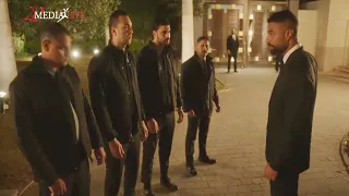 بدر عرف مين الخاين   وبيأم ن الفيلا بأي طريقة قبل الهجوم من اي مسلحين       دندنها