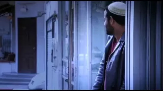 מביטה בחלון אודי דוידי 