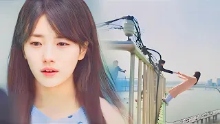 بنت عندها قدرة خاصة بتحلم بالمستقبل وبتشوف نفسها بتموت فيه ولكن البطل بيحلم نفس الحلم وبيحاول ينقذها 