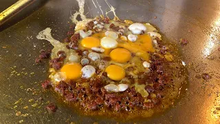 صندويش التوست التركي على الصاج بالسجق والقشقوان والبيض وخبز الصمون 