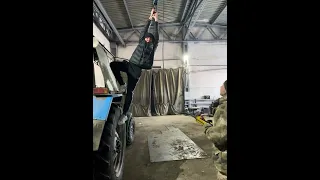 Пранк в гараже подъемный кран Помоги 