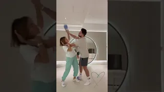 غيث و سارة يعاملني بطيبه و احساس 