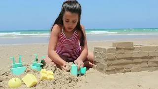 Watch This Girl Build This Amazing Sand Castle  Watch This Girl Build This Amazing Sand Castle