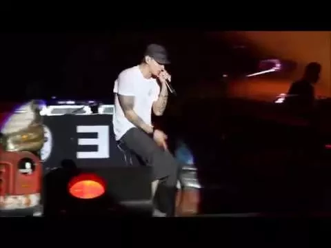 Download MP3 Eminem Ft Rihanna love the way you lie live at V Festival 2011 (HD)