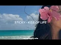 Download Lagu KISS OF LIFE (키스 오브 라이프) - STICKY (EASY LYRICS)