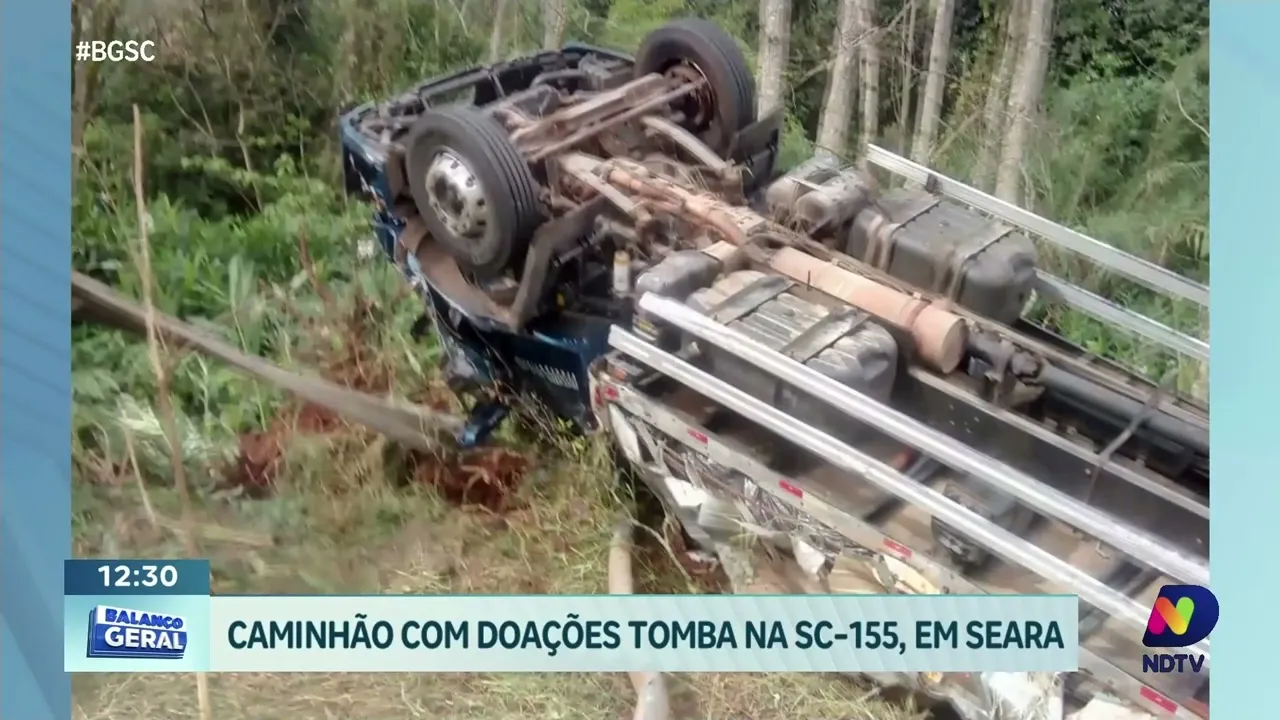 Caminhão carregado de doações para o Rio Grande do Sul tomba na SC-155