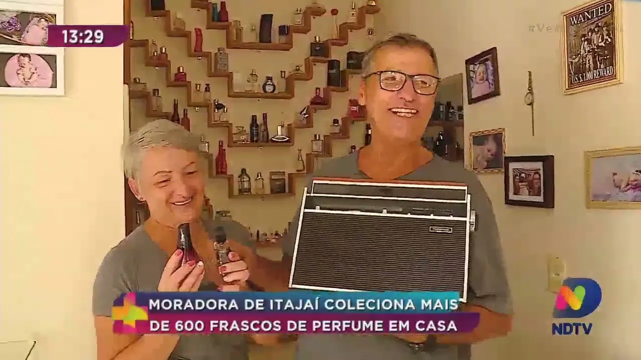 Moradora de Itajaí coleciona mais de 600 frascos de perfume em casa
