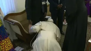 البابا فرانسيس يقبل أقدام قادة جنوب السودان 