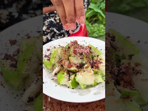 ঝাল-মসলায় পেয়ারা মাখা খেতে একদম জমজমাট।