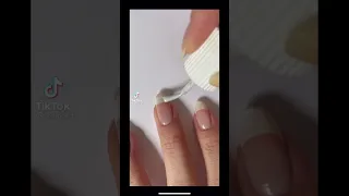 طلاء أظافر أبيض أنيق يناسب العرايس 