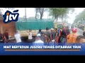 Lagu BERTUDUH SAAT HUJAN JUSTRU TEWAS DITABRAK TRUK