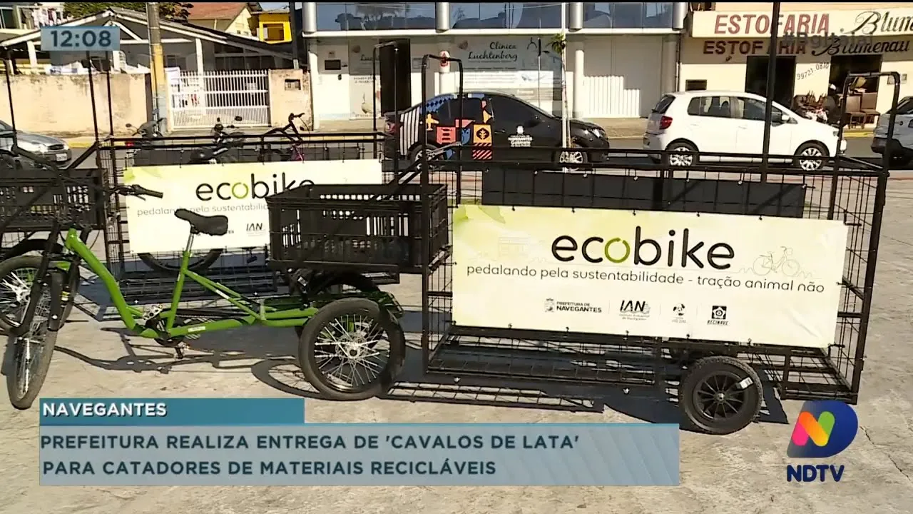 Prefeitura realiza entrega de "Cavalos de Lata" para moradores de materiais recicláveis