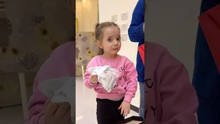 احضرت لها حفوضة هدية 