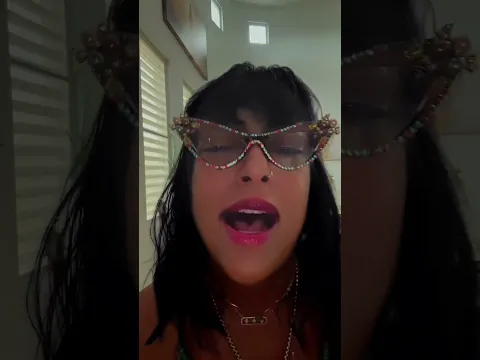 O ella o yo. Ay, mi gente, esta se canta con carácter.
