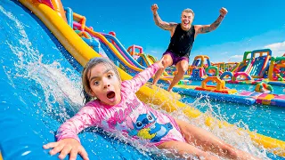 RETOS con MI HIJA en un PARQUE INFLABLE GIGANTE 😱💦