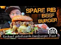 Spare rib beef burger met krokant gefrituurde hamburger buns op de grillring bbq