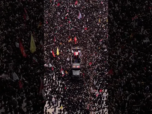 ⁣جموع المؤمنين الغفيرة تشيع الجثمان الطاهر للسيد الشهـ..يد آية الله العظمى علي الخامـ.نئي (قدس سره)