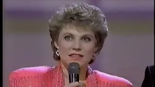 Download Anne Murray talks at the 23rd Annual Country Music Association Awards (1989) MP3