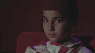 أم تدعو وطفل يبكي 