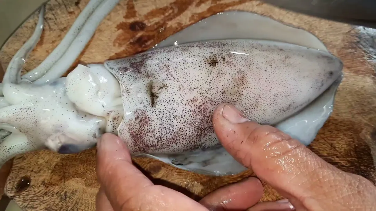 How to clean squid   Tamang paraan sa paglinis ng pusit