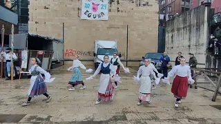 Haurtzaro Dantza Taldearen emanaldia