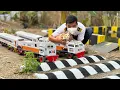 Download Lagu Kereta Api CC201 dan CC206 Terguling Melewati Polisi Tidur Besar - Mainan Kereta Api Kayu Indonesia
