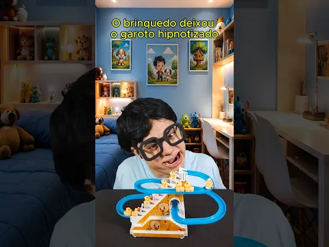 O brinquedo deixou o garoto hipnotizado 😱