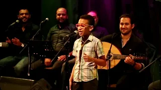 الطفل الموهوب محمد أحمد سعيد يغني من غير ما تتكلمي لعلي الحجار في حضوره دندنها