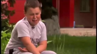 طفل يبكي بشكل مضحك ههههه دندنها