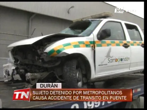 Sujeto detenido por Metropolitanos causa accidente de tránsito en puente
